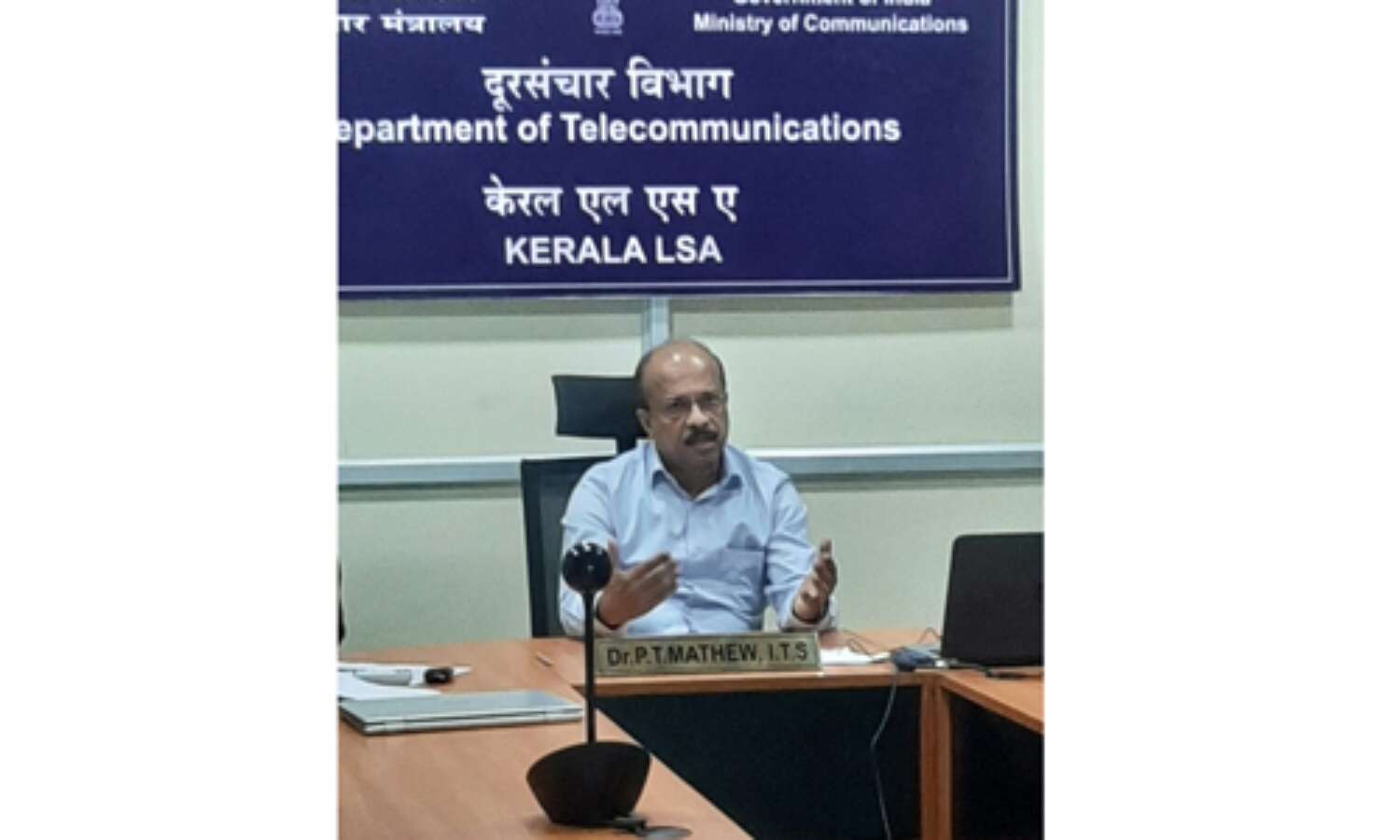 മൊബൈല് ടവറുകളില് നിന്നുള്ള റേഡിയേഷന് ആരോഗ്യത്തെ ബാധിക്കില്ലെന്ന്; 5 ജി സാധ്യമാകണമെങ്കില് കൂടുതല് ടവറുകള് വേണം: ടെലികമ്യൂണിക്കേഷന്സ് വകുപ്പ് മൊബൈല് ടവറുകളില് നിന്നുള്ള റേഡിയേഷന് ആരോഗ്യത്തെ ബാധിക്കില്ലെന്ന്; 5 ജി സാധ്യമാകണമെങ്കില് കൂടുതല് ടവറുകള് വേണം: ടെലികമ്യൂണിക്കേഷന്സ് വകുപ്പ്