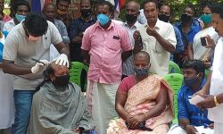 വാളയാറിലെ പെണ്‍കുട്ടികളുടെ അമ്മയ്ക്ക് പിന്തുണ; എറണാകുളത്ത് കൂട്ടമായി തലമുണ്ഡനം ചെയ്ത് പ്രതിഷേധം