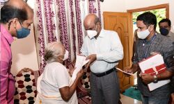 96ാം വയസ്സില്‍ മേരിക്ക് പോസ്റ്റല്‍ ബാലറ്റ്, കളക്ടര്‍ വീട്ടിലെത്തി അപേക്ഷ കൈമാറി