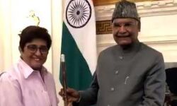 വിശിഷ്ടസേവനത്തിനുള്ള രാഷ്ട്രപതിയുടെ പുരസ്‌കാരം കിരണ്‍ ബേദി ഏറ്റുവാങ്ങി