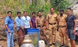 യൂ ട്യൂബ് വ്ളോഗര്ക്ക് അഭിമുഖം നല്കാനെത്തിയ ചാരായ വാറ്റുകാരന് കുടുങ്ങി യൂ ട്യൂബ് വ്ളോഗര്ക്ക് അഭിമുഖം നല്കാനെത്തിയ ചാരായ വാറ്റുകാരന് കുടുങ്ങി