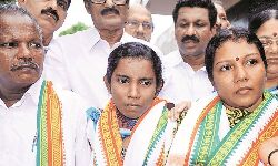 കുട്ടിമാക്കൂലിലെ കോണ്‍ഗ്രസ് ദലിത് നേതാവ് നടമ്മല്‍ രാജനും കുടുംബവും രാജിവച്ചു