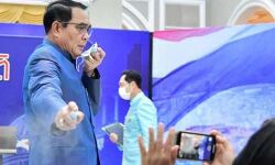 ചോദ്യം പ്രകോപിപ്പിച്ചു; മാധ്യമപ്രവര്‍ത്തകര്‍ക്ക് നേരേ സാനിറ്റൈസര്‍ തളിച്ച് തായ് പ്രധാനമന്ത്രി