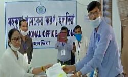 പശ്ചിമ ബംഗാള്‍ തിരഞ്ഞെടുപ്പ്: മമത ബാനര്‍ജി നന്ദിഗ്രാമില്‍ നാമനിര്‍ദേശപത്രിക സമര്‍പ്പിച്ചു