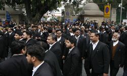 കോടതിക്ക് സ്വാര്‍ഥത കാണിക്കാനാവില്ല: ജഡ്ജിമാര്‍ അടക്കമുള്ളവര്‍ക്ക് കൊവിഡ് വാക്‌സിനില്‍ മുന്‍ഗണന വേണമെന്ന അഭിഭാഷകരുടെ ഹരജി തള്ളി