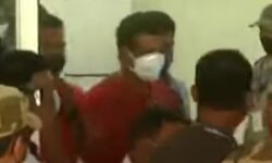 പി വി അന്വര് നാട്ടില് തിരിച്ചെത്തി; കൊവിഡ് പ്രോട്ടോകോള് ലംഘിച്ച് കരിപ്പൂരില് വന്സ്വീകരണം പി വി അന്വര് നാട്ടില് തിരിച്ചെത്തി; കൊവിഡ് പ്രോട്ടോകോള് ലംഘിച്ച് കരിപ്പൂരില് വന്സ്വീകരണം