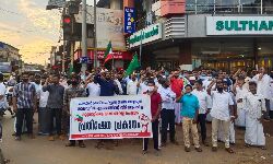 നാസറുദ്ദീന് എളമരത്തിന്റെ വീടിന് നേരെ അതിക്രമം; പോപുലര് ഫ്രണ്ട് പ്രതിഷേധിച്ചു നാസറുദ്ദീന് എളമരത്തിന്റെ വീടിന് നേരെ അതിക്രമം; പോപുലര് ഫ്രണ്ട് പ്രതിഷേധിച്ചു