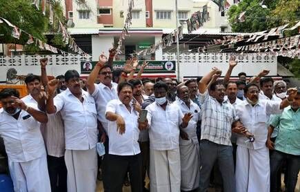 തമിഴ്‌നാട്ടില്‍ സ്ഥാനാര്‍ഥി നിര്‍ണയത്തെച്ചൊല്ലി അണ്ണാ ഡിഎംകെയില്‍ പ്രതിഷേധം