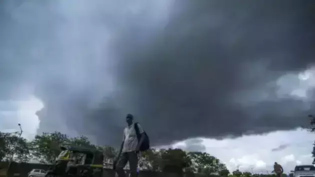 ഡല്ഹിയിലും പരിസരങ്ങളിലും ശക്തമായ മിന്നലോടു കൂടിയ മഴക്ക് സാധ്യത: കേരളത്തില് ശക്തമായ കാറ്റടിച്ചേക്കും ഡല്ഹിയിലും പരിസരങ്ങളിലും ശക്തമായ മിന്നലോടു കൂടിയ മഴക്ക് സാധ്യത: കേരളത്തില് ശക്തമായ കാറ്റടിച്ചേക്കും