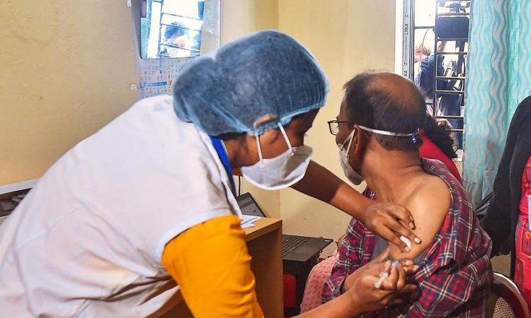 വൃദ്ധസദനങ്ങളിലെ വാക്‌സിനേഷന്‍; ആലപ്പുഴയില്‍ ആദ്യ മൊബൈല്‍ സംഘം പ്രവര്‍ത്തനം തുടങ്ങി