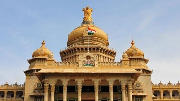 എപിഎംസി നിയമം നടപ്പാക്കി കര്ണാടക; 22ന് വിധാന് സൗധ കര്ഷക സംഘടനകള് ഉപരോധിക്കും എപിഎംസി നിയമം നടപ്പാക്കി കര്ണാടക; 22ന് വിധാന് സൗധ കര്ഷക സംഘടനകള് ഉപരോധിക്കും