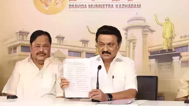 ഇന്ധന വില കുറയ്ക്കും, പ്രസവാവധി 12 മാസമായി ഉയര്ത്തും; ജനപ്രിയ വാഗ്ദാനങ്ങളുമായി ഡിഎംകെ പ്രകടനപത്രിക ഇന്ധന വില കുറയ്ക്കും, പ്രസവാവധി 12 മാസമായി ഉയര്ത്തും; ജനപ്രിയ വാഗ്ദാനങ്ങളുമായി ഡിഎംകെ പ്രകടനപത്രിക