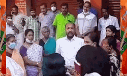 തിരുവല്ലയില് ബിജെപി സ്ഥാനാര്ഥിയെ മഹിളാ മോര്ച്ച പ്രവര്ത്തകര് തടഞ്ഞുവെച്ചു തിരുവല്ലയില് ബിജെപി സ്ഥാനാര്ഥിയെ മഹിളാ മോര്ച്ച പ്രവര്ത്തകര് തടഞ്ഞുവെച്ചു