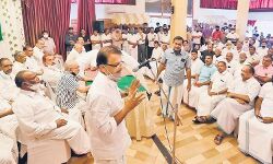 കളമശ്ശേരിയില്‍ പ്രതിസന്ധി തുടരുന്നു; സ്ഥാനാര്‍ഥിയെ മാറ്റണമെന്നാവശ്യപ്പെട്ട് ജില്ലാ ഭാരവാഹികള്‍ ഇന്ന് പാണക്കാട്ട്