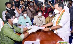 ആലപ്പുഴയില്‍ ഇന്ന് സമര്‍പ്പിച്ചത് എട്ട് നാമനിര്‍ദ്ദേശ പത്രികകള്‍;പ്രതിപക്ഷ നേതാവ് രമേശ് ചെന്നിത്തലയും പത്രിക സമര്‍പ്പിച്ചു