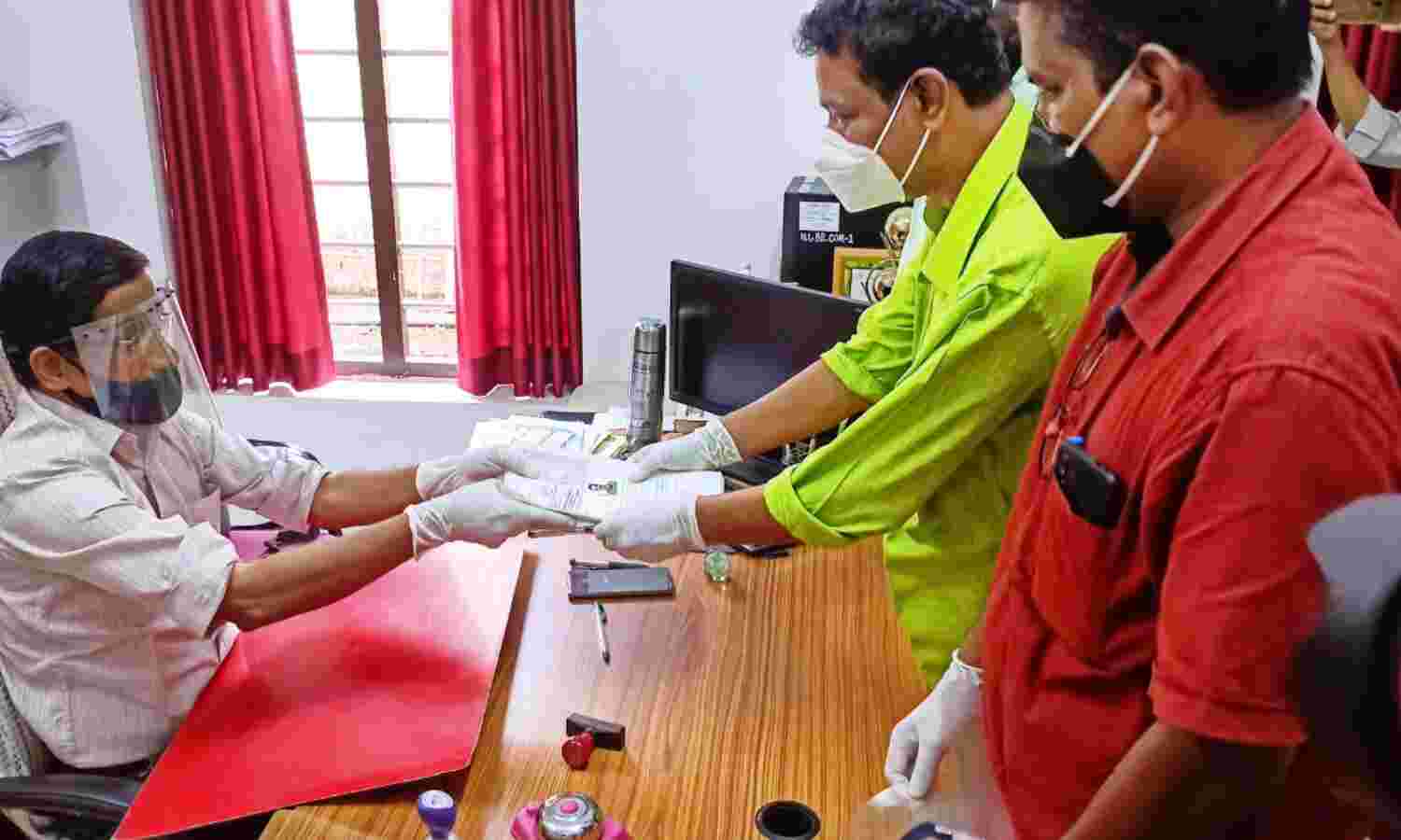 വി ആര് സുനില്കുമാര് നാമനിര്ദ്ദേശ പത്രിക നല്കി വി ആര് സുനില്കുമാര് നാമനിര്ദ്ദേശ പത്രിക നല്കി