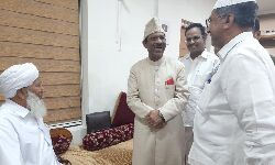 എസ്ഡിപിഐ സ്ഥാനാര്‍ഥികള്‍ കാന്തപുരം എ പി അബൂബക്കര്‍ മുസ്‌ലിയാരെ സന്ദര്‍ശിച്ചു