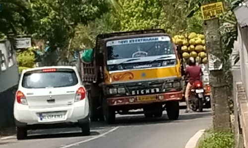 അപകഭീഷണിയുയര്‍ത്തി മാള, എരവത്തൂര്‍, ആലുവ റൂട്ടിലെ മണ്ടിക്കയറ്റം