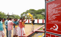 പുന്നപ്ര വയലാര്‍ രക്തസാക്ഷിമണ്ഡപത്തില്‍ പുഷ്പാര്‍ച്ചന നടത്തി എന്‍ഡിഎ സ്ഥാനാര്‍ഥി