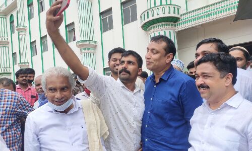 പെരിന്തല്‍മണ്ണയിലെ ഇടത്-വലത് സ്ഥാനാര്‍ഥികള്‍ ടൗണ്‍ ജുമാ മസ്ജിദില്‍ മുഖാമുഖം