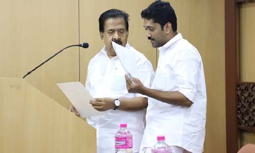 ഹരിപ്പാട്ടെ കോണ്ഗ്രസ് വിമതന് പിന്മാറിയില്ല; ചെന്നിത്തലയ്ക്കെതിരേ താക്കോല് ചിഹ്നത്തില് മല്സരിക്കും ഹരിപ്പാട്ടെ കോണ്ഗ്രസ് വിമതന് പിന്മാറിയില്ല; ചെന്നിത്തലയ്ക്കെതിരേ താക്കോല് ചിഹ്നത്തില് മല്സരിക്കും