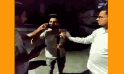 യുപിയില് രുദ്രാക്ഷം ധരിച്ചതിന് മുസ് ലിം യുവാവിന് നേരെ ഹിന്ദുത്വരുടെ ആക്രമണം (വീഡിയോ) യുപിയില് രുദ്രാക്ഷം ധരിച്ചതിന് മുസ് ലിം യുവാവിന് നേരെ ഹിന്ദുത്വരുടെ ആക്രമണം (വീഡിയോ)