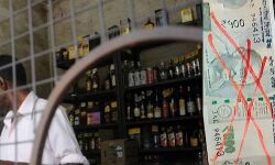 ബീവറേജ് ഔട്ട്ലറ്റില് നല്കിയ കറന്സി കള്ളനോട്ടെന്ന് ആരോപിച്ച് ജീവനക്കാരന് കുത്തിവരച്ചു; നോട്ടുമായി ഇതര സംസ്ഥാനത്തൊഴിലാളി പോലിസ് സ്റ്റേഷനില് ബീവറേജ് ഔട്ട്ലറ്റില് നല്കിയ കറന്സി കള്ളനോട്ടെന്ന് ആരോപിച്ച് ജീവനക്കാരന് കുത്തിവരച്ചു; നോട്ടുമായി ഇതര സംസ്ഥാനത്തൊഴിലാളി പോലിസ് സ്റ്റേഷനില്