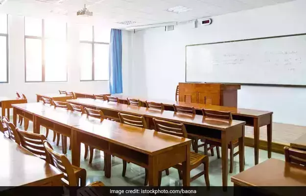 കൊവിഡ് രണ്ടാംതരംഗം: നിയന്ത്രണം കടുപ്പിച്ച് തെലങ്കാന, വിദ്യാഭ്യാസ സ്ഥാപനങ്ങള് നാളെ മുതല് അടച്ചിടും കൊവിഡ് രണ്ടാംതരംഗം: നിയന്ത്രണം കടുപ്പിച്ച് തെലങ്കാന, വിദ്യാഭ്യാസ സ്ഥാപനങ്ങള് നാളെ മുതല് അടച്ചിടും