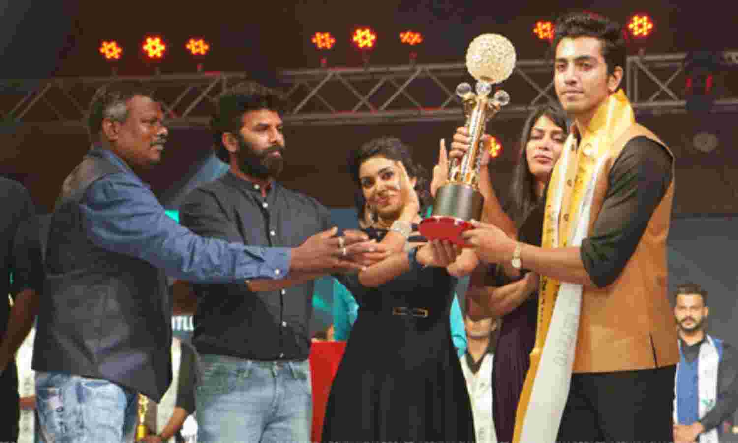 കൊവിഡ് മുന്നണിപ്പോരാളികള്ക്ക് ആദരം കൊവിഡ് മുന്നണിപ്പോരാളികള്ക്ക് ആദരം