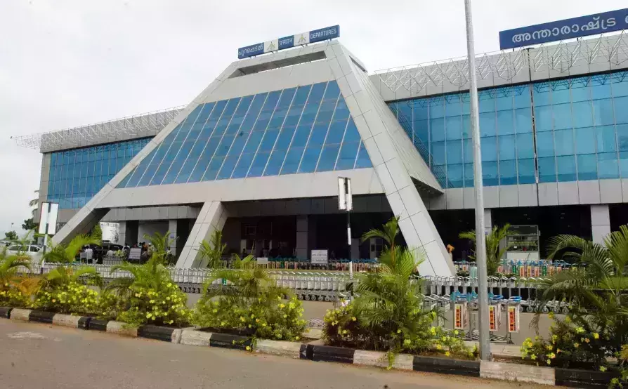 കരിപ്പൂര് വിമാനത്താവളം വഴി കടത്താന് ശ്രമിച്ച മൂന്നര കി.ഗ്രാം സ്വര്ണം പിടികൂടി; അഞ്ച് പേര് പിടിയില് കരിപ്പൂര് വിമാനത്താവളം വഴി കടത്താന് ശ്രമിച്ച മൂന്നര കി.ഗ്രാം സ്വര്ണം പിടികൂടി; അഞ്ച് പേര് പിടിയില്