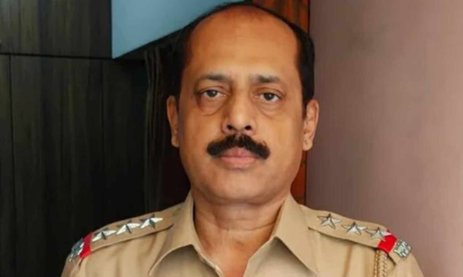 അംബാനിയുടെ വീടിനു ബോംബ് ഭീഷണി: പോലിസ് ഉദ്യോഗസ്ഥന്റെ വീട്ടില് നിന്ന് 62 വെടിയുണ്ടകള് കണ്ടെടുത്തെന്ന് എന് ഐഎ അംബാനിയുടെ വീടിനു ബോംബ് ഭീഷണി: പോലിസ് ഉദ്യോഗസ്ഥന്റെ വീട്ടില് നിന്ന് 62 വെടിയുണ്ടകള് കണ്ടെടുത്തെന്ന് എന് ഐഎ