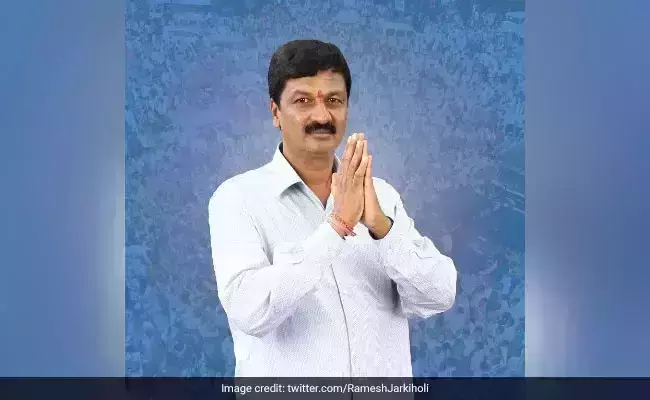 അശ്ലീല വീഡിയോ: ബിജെപി എംഎല്എ ജാര്ക്കിഹോളിക്കെതിരേ യുവതി പരാതി നല്കി അശ്ലീല വീഡിയോ: ബിജെപി എംഎല്എ ജാര്ക്കിഹോളിക്കെതിരേ യുവതി പരാതി നല്കി