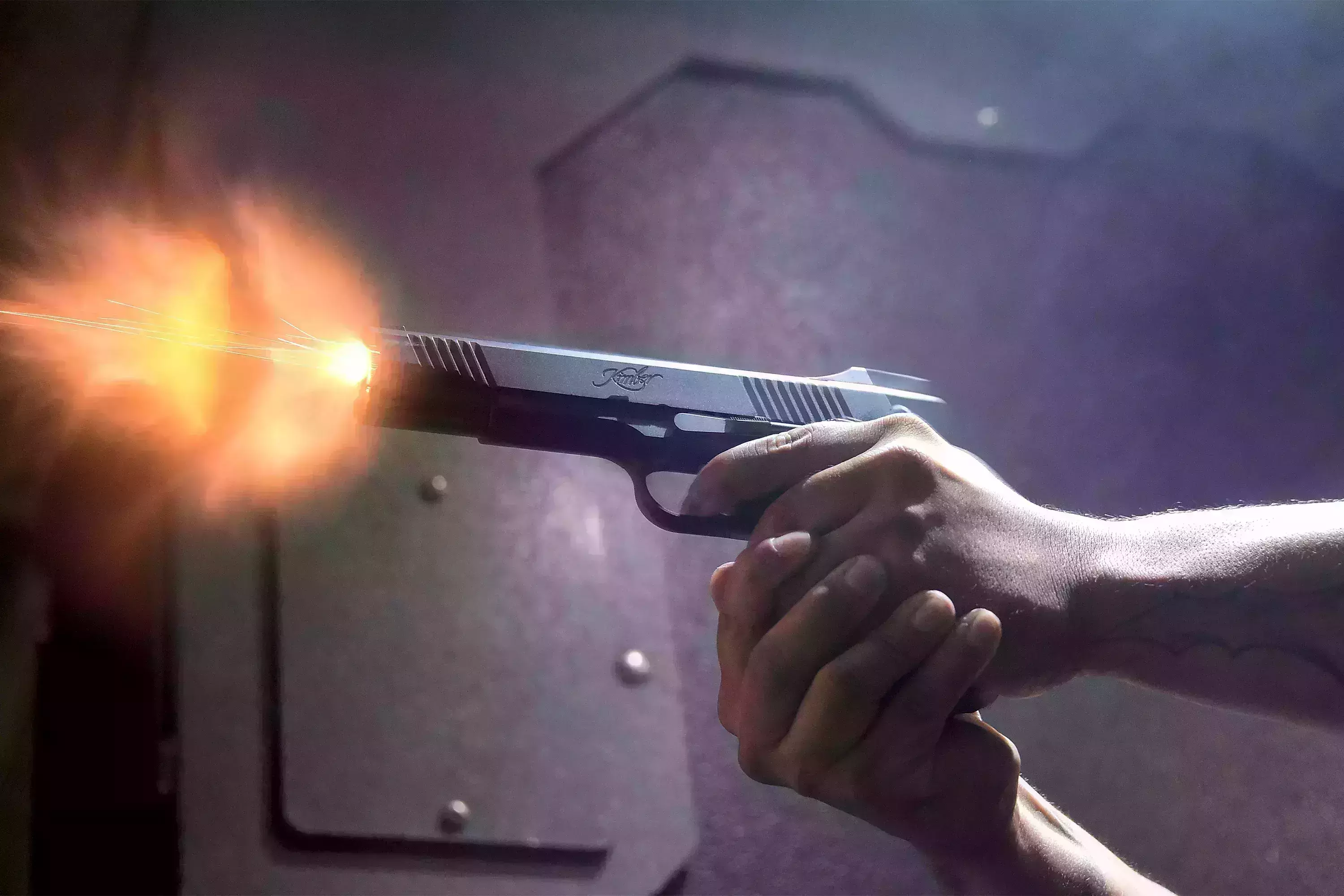 മഞ്ചേശ്വരത്ത് പോലിസ് വാഹനത്തിന് നേരെ വെടിവയ്പ്