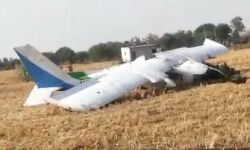 ഭോപാലില്‍ വിമാനം തര്‍ന്നുവീണു; പൈലറ്റടക്കം മൂന്ന് പേര്‍ക്ക് പരിക്ക്