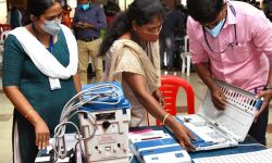 വോട്ടിംഗ് യന്ത്രങ്ങളുടെ കമ്മീഷനിംഗ് പുരോഗമിക്കുന്നു