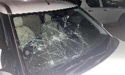 പൂര്‍ണഗര്‍ഭിണിയുമായി ആശുപത്രിയിലേക്ക് പോയ വാഹനം ബിജെപി പ്രവര്‍ത്തകര്‍ തല്ലിത്തകര്‍ത്തു; യുവതിക്ക് ഗുരുതര പരിക്ക്