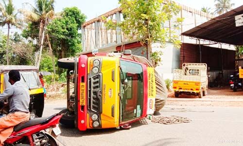 മൈദ കയറ്റിയ മിനിലോറി തലകീഴായി മറിഞ്ഞു; ഡ്രൈവര്‍ അത്ഭുതകരമായി രക്ഷപ്പെട്ടു