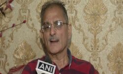 കശ്മീരിലെ എല്ലാ സര്‍ക്കാര്‍ ഓഫിസുകളിലും ദിവസവും ദേശീയപതാക ഉയര്‍ത്താന്‍ നിര്‍ദേശം; ഇത് കശ്മീരികളെ ഭാരതീയത പഠിപ്പിക്കാനുളള സമയമെന്ന് ബിജെപി നേതാവ്