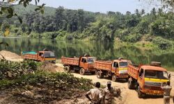 ചാലിയാറിലെ പാവണ്ണ കടവില്‍ നിന്നും അനധികൃതമായി മണല്‍ കടത്ത്; അഞ്ച് വാഹനങ്ങള്‍ പിടികൂടി