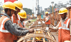 പുതുക്കിയ തൊഴില്‍ നിയമങ്ങള്‍ നടപ്പാക്കുന്നത് മാറ്റിവെച്ചു