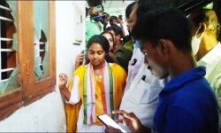 കായംകുളത്ത് യുഡിഎഫ് സ്ഥാനാര്‍ഥി അരിതാ ബാബുവിന്റെ വീടിന് നേരേ ആക്രമണം