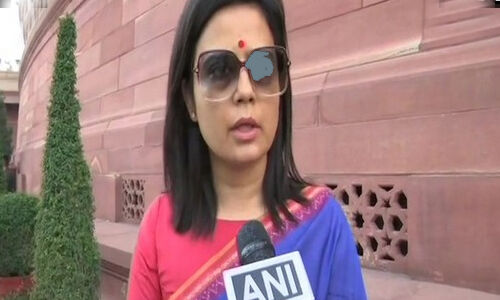 150 ഇലക്ട്രോണിക് വോട്ടിങ് മെഷീനുകള് ശരിയാംവണ്ണം പ്രവര്ത്തിക്കുന്നില്ല; തിരഞ്ഞെടുപ്പ് കമ്മീഷനെതിരേ പരിഹാസവുമായി മഹുവ മോയിത്ര 150 ഇലക്ട്രോണിക് വോട്ടിങ് മെഷീനുകള് ശരിയാംവണ്ണം പ്രവര്ത്തിക്കുന്നില്ല; തിരഞ്ഞെടുപ്പ് കമ്മീഷനെതിരേ പരിഹാസവുമായി മഹുവ മോയിത്ര