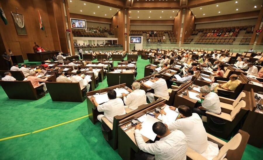 ഗുജറാത്ത് നിയമസഭയില്‍ ലൗജിഹാദ് ബില്ല് കീറിയെറിഞ്ഞ് കോണ്‍ഗ്രസ് എംഎല്‍എ