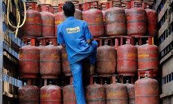 പാചകവാതക വില കുറച്ച് കേന്ദ്രം ,​ പുതുക്കിയ നിരക്ക് ഇന്ന് മുതൽ