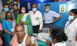 45 വയസിന് മുകളിലുള്ളവര്‍ക്ക് വാക്‌സിനേഷന്‍: ആദ്യദിനം സംസ്ഥാനത്ത് വാക്‌സിന്‍ സ്വീകരിച്ചത് അരലക്ഷത്തിലധികം പേര്‍