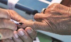 കാഴ്ച പരിമിതിയുള്ള വോട്ടര്‍മാര്‍ക്ക് ബ്രെയിലി ലിപിയിലുള്ള ഡമ്മി ബാലറ്റ് ഷീറ്റുകള്‍ നല്‍കണം