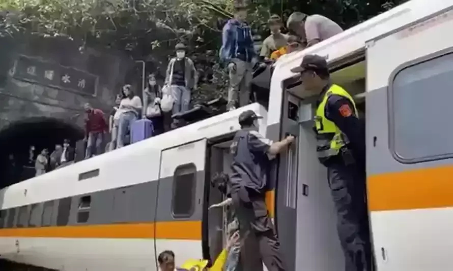 തായ്‌വാനില്‍ തുരങ്കത്തിനുള്ളില്‍ ട്രെയിന്‍ അപകടത്തില്‍പ്പെട്ടു ; 36 മരണം