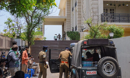 ഡിഎംകെ നേതാക്കളുടെ വീടുകളിലെ പരിശോധന: പണം ലഭിച്ചില്ല, തെളിവുകള് ലഭിച്ചെന്ന് ആദായനികുതി വകുപ്പ് ഡിഎംകെ നേതാക്കളുടെ വീടുകളിലെ പരിശോധന: പണം ലഭിച്ചില്ല, തെളിവുകള് ലഭിച്ചെന്ന് ആദായനികുതി വകുപ്പ്