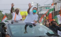 കൊട്ടിക്കലാശം; മുന്നണികള്‍ തിരഞ്ഞെടുപ്പ് കമ്മീഷന്‍ നിരോധനം മറികടന്നത് റോഡ് ഷോയിലൂടെ