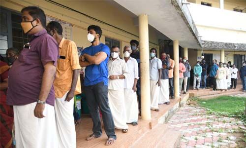 കോട്ടയത്ത് ആറംഗ കുടുംബം വോട്ടുചെയ്യാനെത്തി; വീട്ടിലെ മരിച്ചയാള്‍ക്ക് മാത്രം വോട്ട്